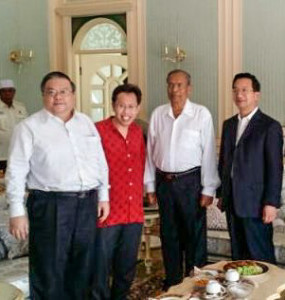 中国驻马大使黄慧康(右)礼貌拜会首长阿德南沙登，左起为黄国忠，沈桂贤。 