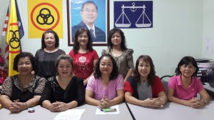 继杜邦支部后，砂人联党西连支部妇女组今日也表态支持郑丽萍上诉。前排右起为徐玉兰、财政余雪娇、主席蔡淑蓉、秘书林玛格烈与刘吉花。后排右起为钟清梅、刘碧月和李玥兰。 