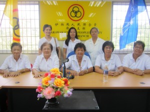 砂人联党杜邦支部妇女组在常务会议上声援郑丽萍向党中央选委会上诉。前排左起陈玉玲、赖德妹、陈玉青、刘沐香和黄云香，后排左起为赖月蓉、杨美玉和李玉花。