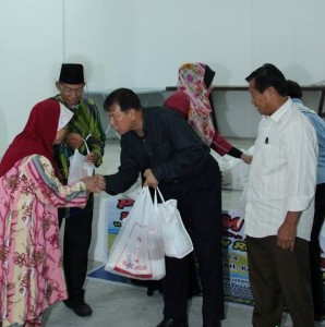 Dato Sebastian giving goodies to the less fortunate