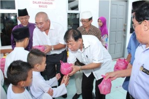 Dato' Sebastian Ting giving food to the young children