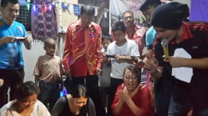 在庆祝仪式上与众人一起同欢。 