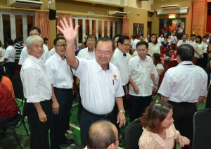 陈华贵在晚宴上向党员问好。