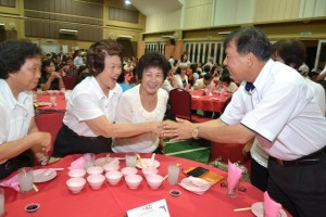 Ting warmly greeted a supporter