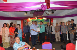 Tiong receiving the new membership forms from Robert Tinggom