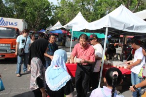 派发马来粥予穆斯林同胞。