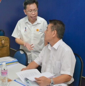 秘书长沈桂贤与泗里街支部主席陈冠勳在会议开始前交流。