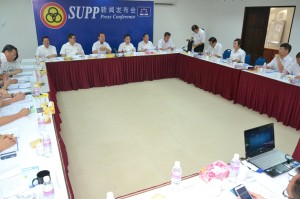 人联党常务会议进行时摄。