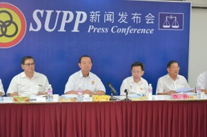 众领袖摄于常务会议，左起为署理秘书长曾镇江、党主席陈华贵、秘书长沈桂贤及财政邓伦奇。