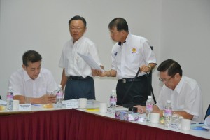 Deep in discussion Dato' Sebastian Ting and Andy Chia 