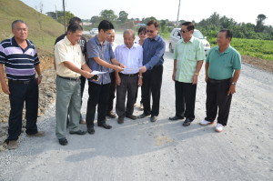 Lo, third right with JKR engineer