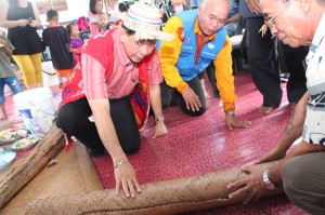 陈超耀与村民参与传统习俗仪式。