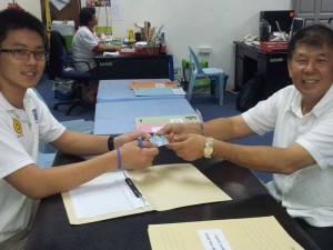 Dato’ Sebastian Ting handing in his nomination form.