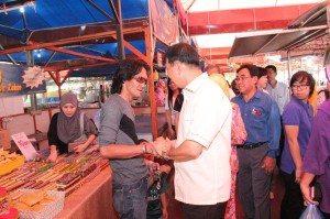 购买食物的民众受到陈超耀献上热情招呼。