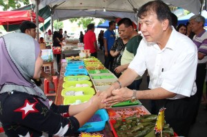 陈超耀在拜访小贩期间展现亲切。