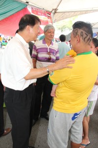 巧遇一名足球爱好者。