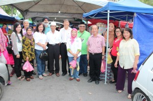 陈超耀与民众合影。