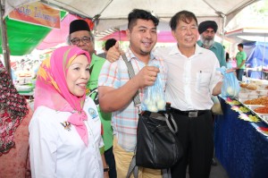 展示斋戒月市集的收获。