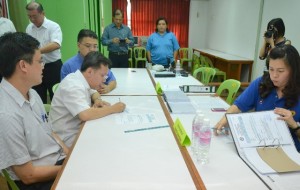 Senator Datuk Dr. Sim filing in his nomination papers at Pending branch