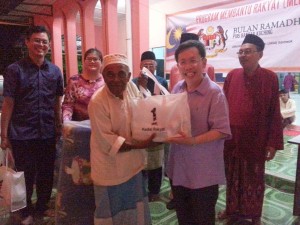 沈桂贤派发礼品予一名穆斯林同胞。