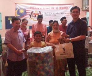 青年团总团长陈开亦派发礼品，左为沈桂贤。