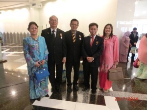 人联党领袖齐齐合影，包括署理主席里察烈、助理部长李景胜及秘书长沈桂贤。