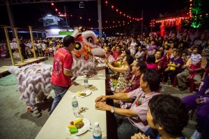 柔佛古来沙威龙师团的狮王赠送锦旗给嘉宾们。