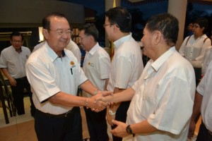 Tan Sri Peter Chin greeting supporters