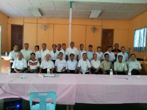 党领袖与奥巴支部执委及党员合影。