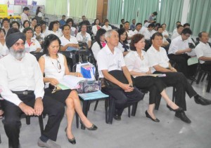 拿督陈超耀（右）与青年团及妇女组执委摄于团员大会上。 