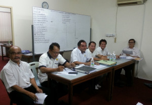 砂人联党文莪支部代表大会一瞥。左三为该支部新任主席黄任瑞。