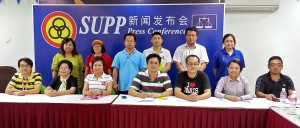 “808人联党创党55周年党庆晚宴”联合主席陈开（坐者中）和郑丽萍（坐者左三）会议过后和筹备会部分成员合影。