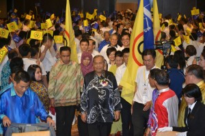 Chief minister and wife, Puan Sri Jamilah Anu arriving at the dinner
