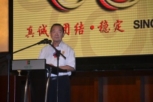 人联党主席陈华贵在党庆晚宴上致词。