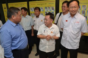 Dato' Sri Tiong King Sing chatting with Senator Datuk sim Kui Hian. on right is LPD President, Datuk Teo Chee Kang