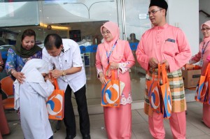 陈超耀颁发礼品予学生。