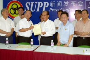 党主席陈华贵移交都东支部注册批准信函予孙春德，左一为署理主席里察烈，右起为财政邓伦奇、秘书长沈桂贤及宣教秘书陈超耀。