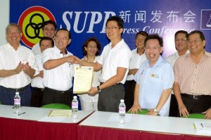 巴旺阿山支部代表刘会耀从党主席手中接获支部注册批准信函。