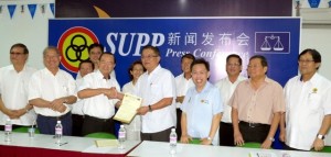 巴拉旺支部代表丁永豪领取支部注册批准信函。