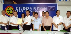 南甲支部代表蔡明成领取支部注册批准信函。