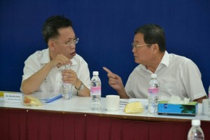 秘书长沈桂贤与财政邓伦奇交流时摄。