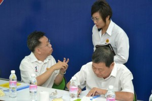 秘书长沈桂贤与妇女组主席郑丽萍交流，右为财政邓伦奇。 