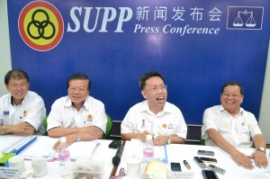 人联党领袖在记者会上神情轻松,左起为宣教秘书陈超耀、组织秘书叶金来、秘书长沈桂贤及财政邓伦奇。