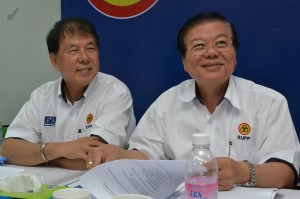 宣教秘书陈超耀(左)及组织秘书叶金来摄于记者会上。