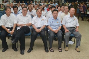 党领袖出席交流会,右起为党主席陈华贵、秘书长沈桂贤、财政邓伦奇、署理秘书长曾镇江及宣教秘书陈超耀。