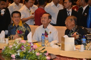 首长阿德南沙登(右起)与人联党主席陈华贵及马华总会长廖中莱交流。