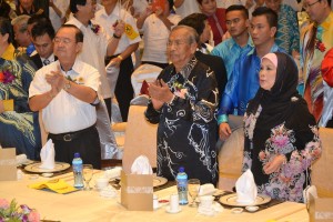 首长阿德南沙登与夫人查米拉对台上演出者致予鼓掌,左为党主席陈华贵。
