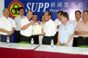 Dudong protem chairman, Datuk Dr. Soon Choon Teck share a joke with the party President, Tan Sri Peter chin