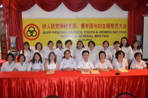 朋岭支部妇女组新届执委合影。