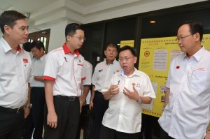 沈桂贤向众人讲解人联党总部结构。